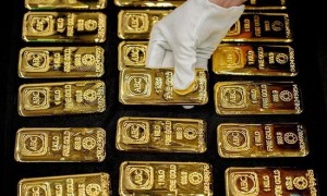 年内涨超70%，黄金触及4500美元