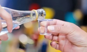 名酒纷纷“素颜”出场，光瓶酒是短暂风口还是终极回归？