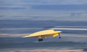 美航母千里驰援日本？央视主动曝光彩虹7，突防效果超B2