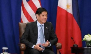 美军核航母打头，菲律宾军舰强闯黄岩岛，中国护卫舰立马行动