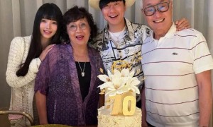 林俊杰带女友为妈妈庆生 正式官宣恋情