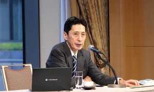 一架专机抵京，日本高官满脸严肃，下了飞机被媒体围住问话，面色凝重一句话都没说