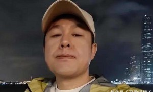 张颂文晚来爆红的背后：明星光环外的温暖与真实