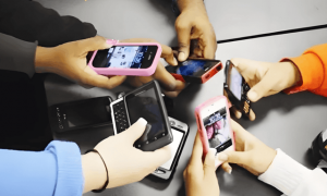 原创 
            国产手机不仅中低端减配，旗舰手机也悄悄缩水了，太鸡贼了