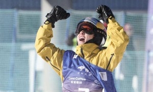 单板大跳台世界杯赛季首战打响 苏翊鸣葛春宇突出重围