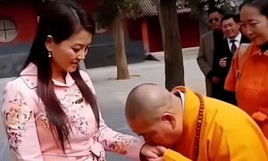 释永信与师姐释永梅合影曝光！22年前，她胸前挂着当时最时尚手机