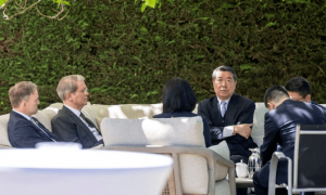 想来就来？距离九三阅兵不到7天，特朗普就访华改口，邀请结伴访华，中方回应没这么容易