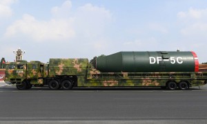 九三阅兵结束才一周，中国防长接到电话，美战争部长大谈“和平”