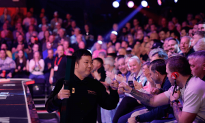 斯诺克英锦赛：丁俊晖险胜对手晋级八强 赵心童出局