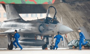 歼10C奔袭阿联酋,美国严防死守的中东后院，终究没守住？