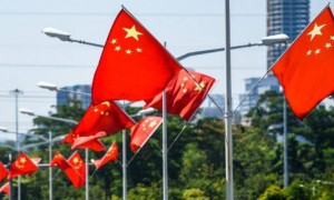 美军大举压境，委内瑞拉动员400万武装，危急时刻中方出马了