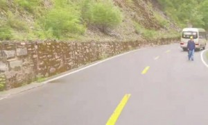 阿坝坠崖致2死5失联的旅游车已找到，死者亲属：最后一程发生意外