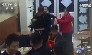 邻居闯入家中打人，女子慌乱中随手抓起菜刀将其砍伤，检方认定正当防卫，47秒监控视频成关键证据