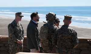 在州际公路上空进行实弹射击？万斯视察军事基地引争议，加州州长批“罔顾公共安全”