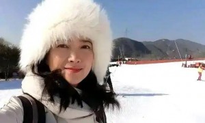 何晴去世后，儿子许何首次露面！没穿孝衣，手捧妈妈骨灰 眼睛哭肿