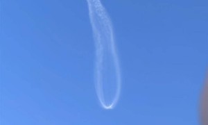 摄影师拍下长征七号罕见“太空水母”画面：像大海中疾驰的快舟，一年都难得遇到一次