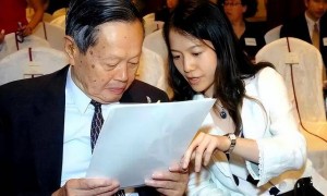 原创 
            103岁杨振宁去世，留下翁帆独自一人生活！两人去年刚庆祝完瓷婚