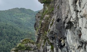 男子在大理苍山观光步道外疑自缢身亡，官方回应